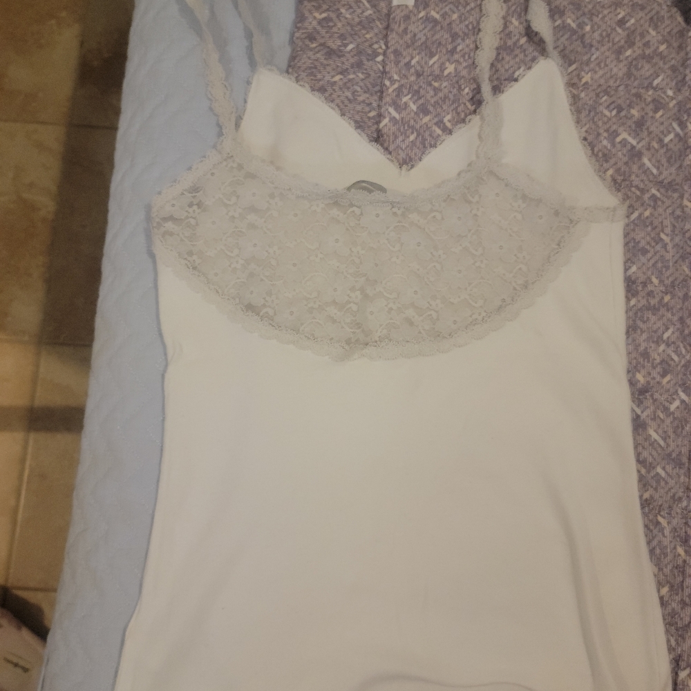 2 Gilly Hicks camisole - Picture 7 of 10